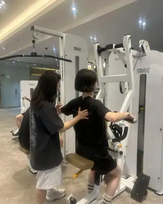 운동 중 어깨 정렬을 손으로 잡아 주는 윤혜영 트레이너