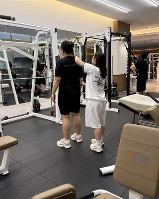 윤혜영 트레이너가 회원의 서 있는 자세를 확인하는 모습
